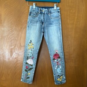Monnalisa Jeans Size 6.  Very good used condition.  Flower embroidery.